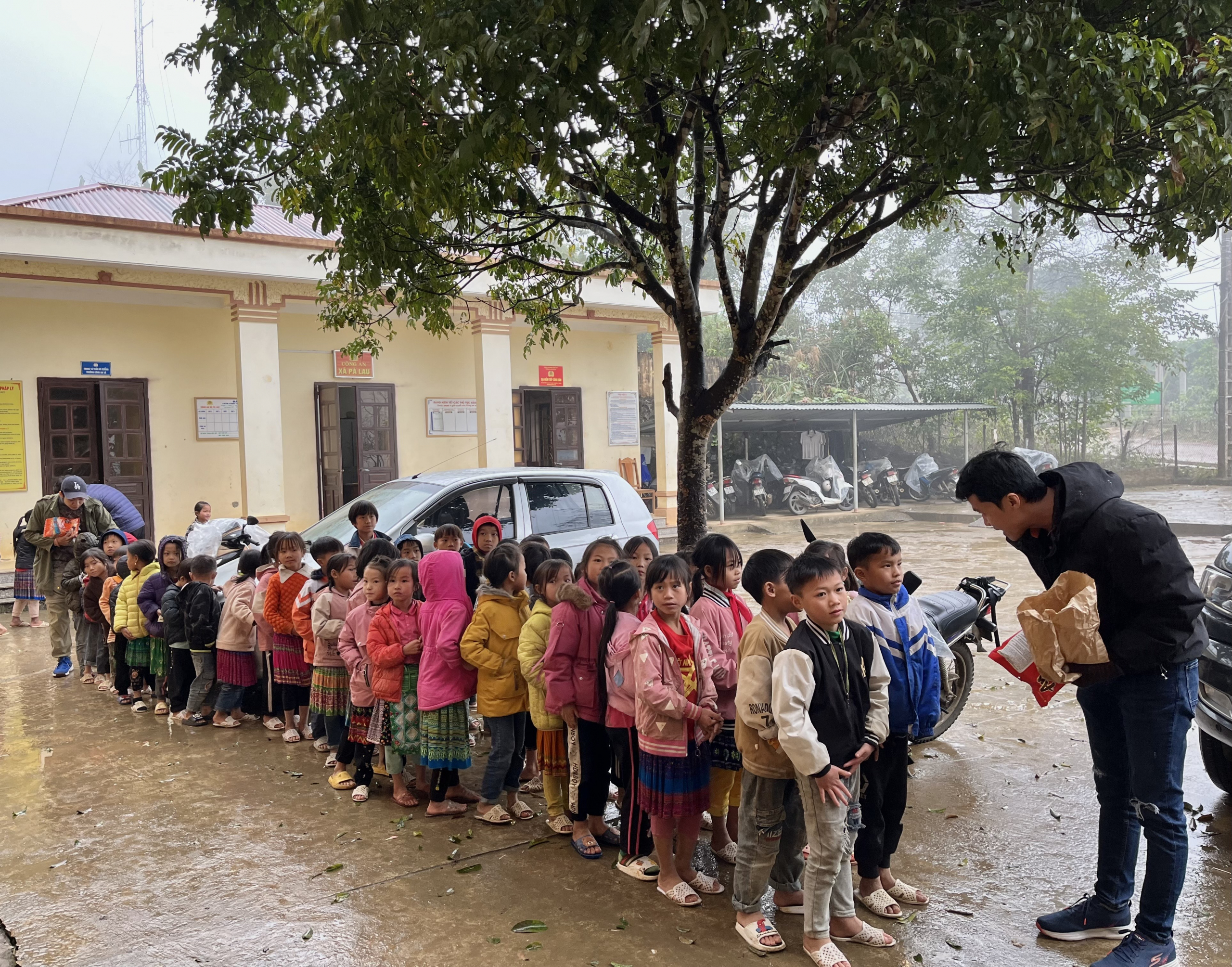 A charity trip called Cung em den truong at Tram Tau, Yen Bai